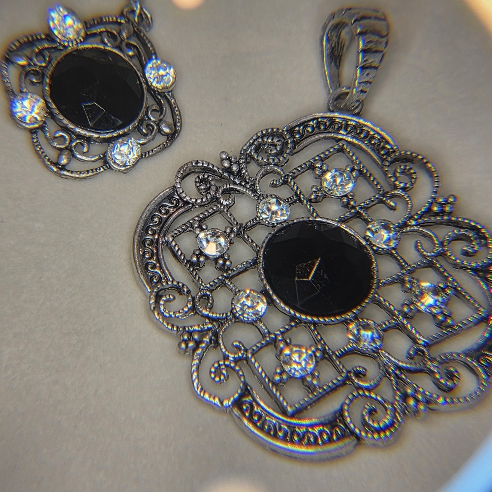 Silver & Black Vintage Look Pendant & Earrings Set - Picture 3 of 4